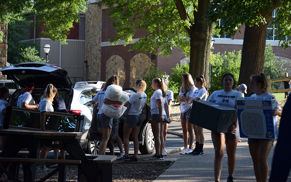 Members of the field hockey team assisting new students from the Class of 2022 as they arrive at Moravian on Freshmen Move In Day.