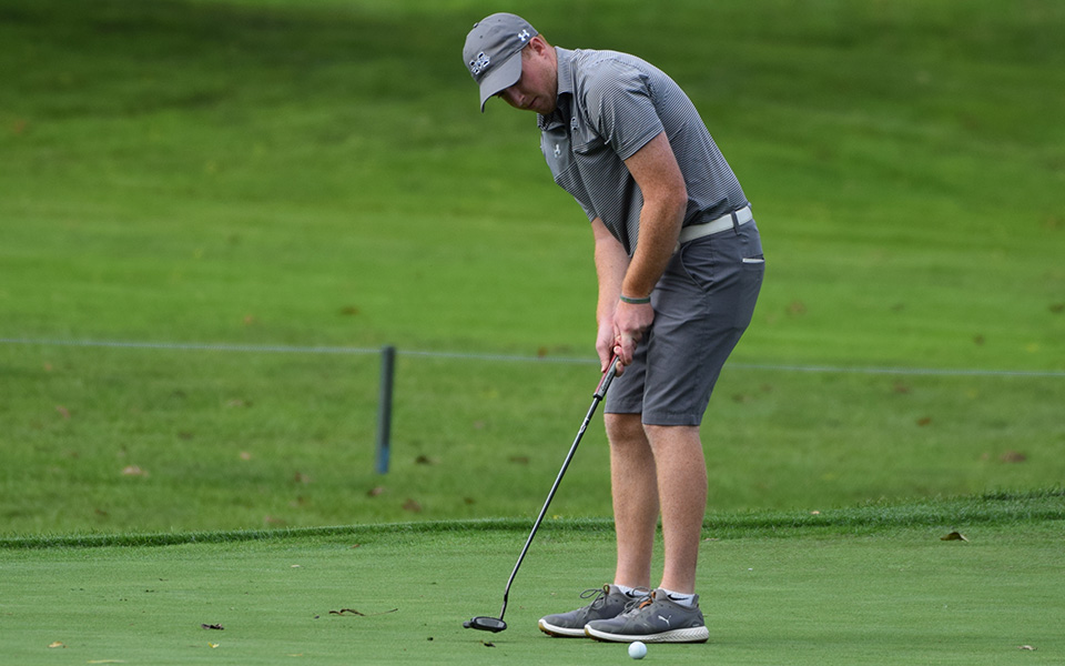 Junior Nick Kuhn sinks a putt on the first hole of the Moravian Weyhill Classic in September 2018.