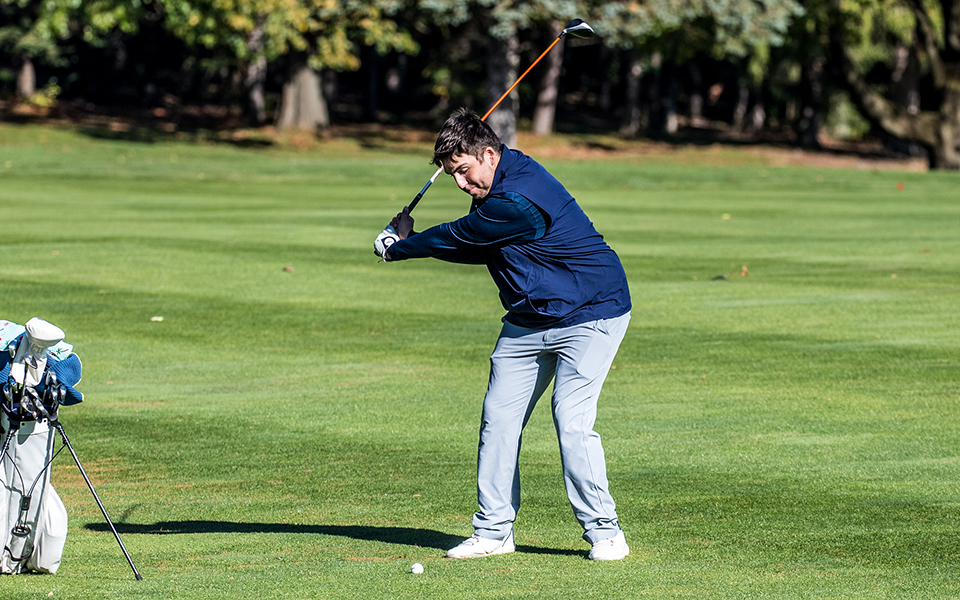 Sophomore Jason Koch hits a fairway shot during the John Makuvek Field Cup at the Brookside Country Club during the fall 2022 season. Photo by Cosmic Fox Media / Matthew Levine '11