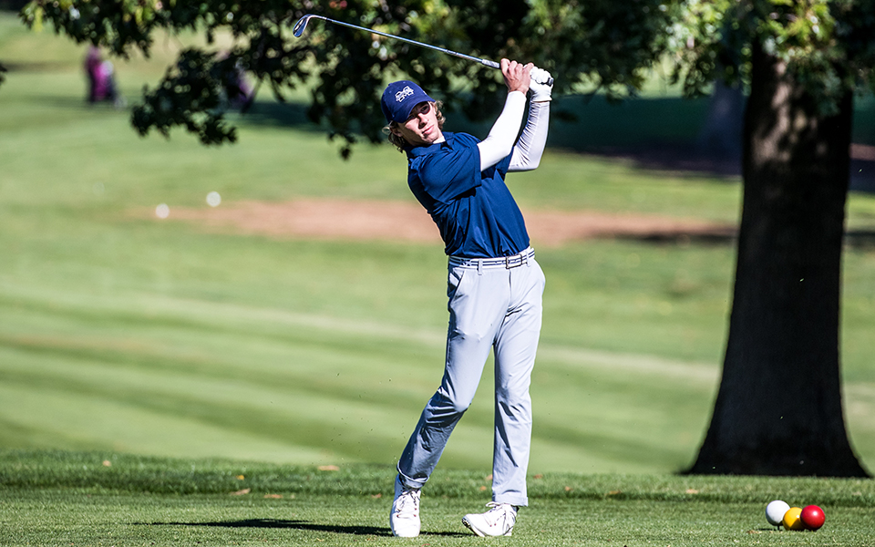 Freshman Robbie McNelly tees off during the John Makuvek Cup at the Brookside Golf Club during the fall 2022 season. Photo by Cosmic Fox Media / Matthew Levine '11