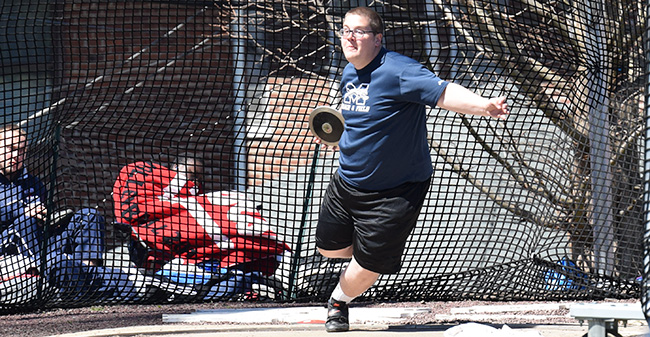Tyler Bergsma '19 competes in the discus during the 2017 season.