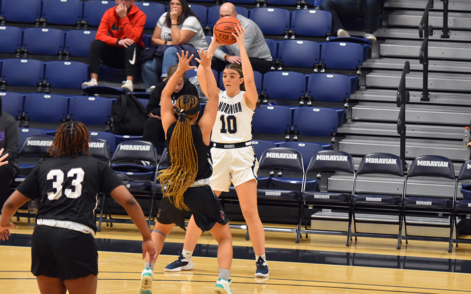 Sophomore forward Brielle Guarente looks to pass in the first half versus City College of New York in the 19th Steel Club Classic. Photo by Mairi West '23