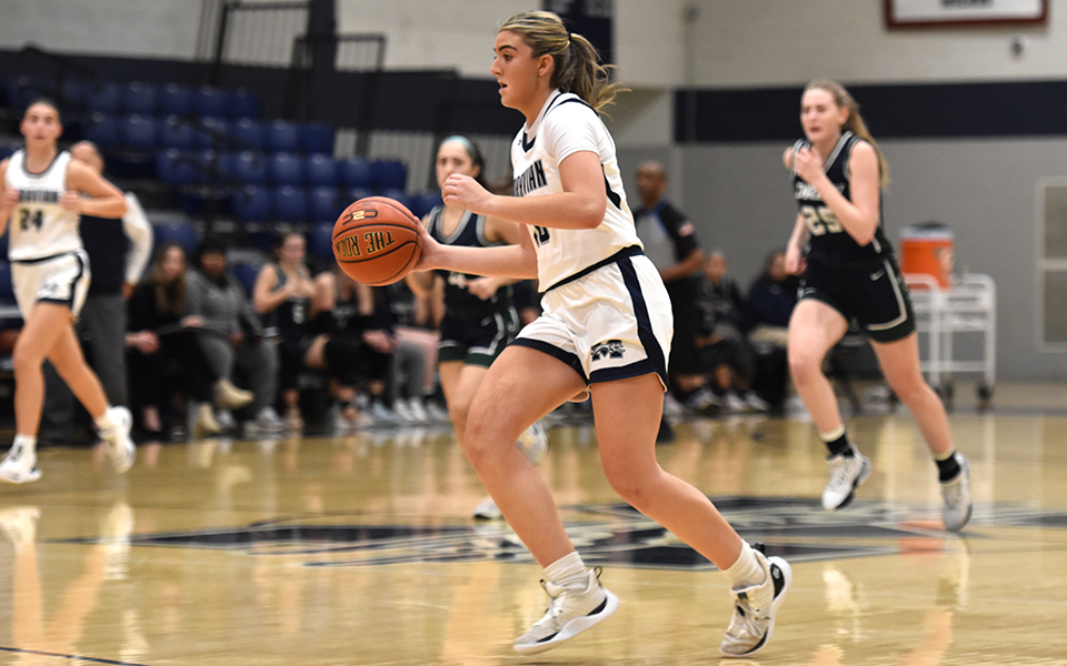 Junior forward Brielle Guarente drives brings the ball up the court on a fast break in the second half versus Drew University in Johnston Hall. Photo by Avery Saladino '24