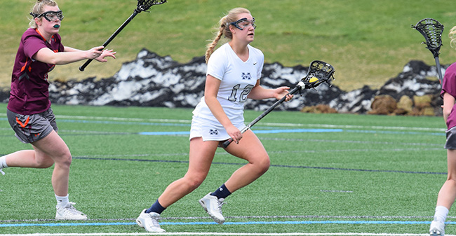 Liz Bill '20 moves down the field during a match in the 2017 season.