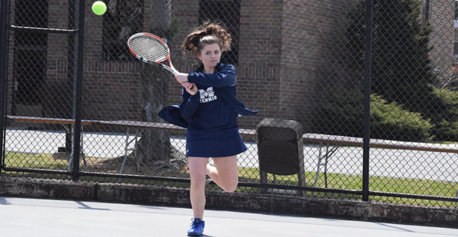 Lauren Steinert '20 returns a shot versus Susquehanna University at Hoffman Courts.