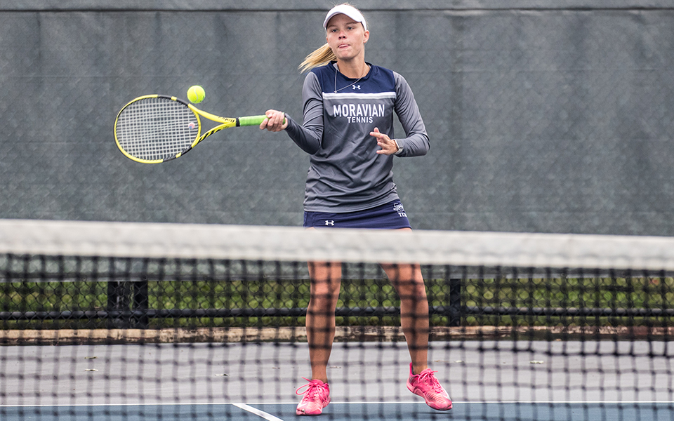 Senior Maddie Figiel returns a shot during a match with DeSales University at Hoffman Courts during the 2022 fall season. Photo by Cosmic Fox Media / Matthew Levine '11