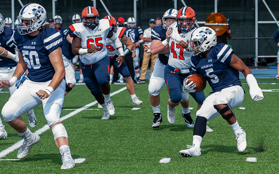 Running back Roberto Diez looks for a hole during a game versus Gettysburg College at Rocco Clavo Field in 2018.
