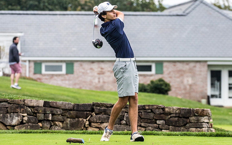 Freshman TJ Bohl tees off during the John Makuvek Cup played at the Lehigh Country Club in October 2021. Photo by Cosmic Fox Media / Matthew Levine '11