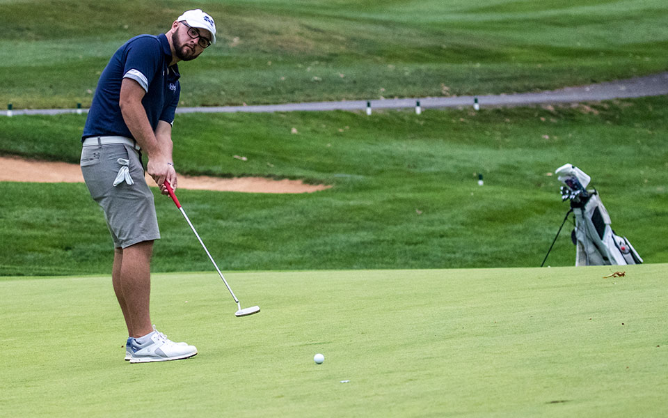 Graduate student Thomas Lakata putts during the John Makuvek Cup played at the Lehigh Country Club in October 2021. Photo by Cosmic Fox Media / Matthew Levine '11