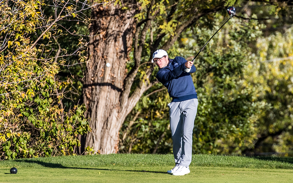 Senior Andrew Hozza tees off during the John Makuvek Cup at Brookside Country Club during the 2022 fall season. Photo by Cosmic Fox Media / Matthew Levine '11