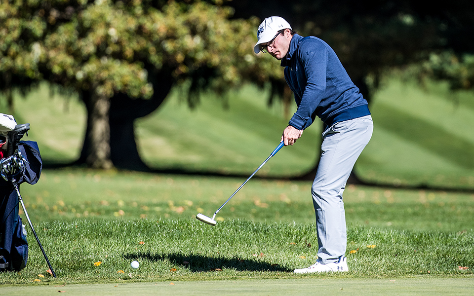 Senior Andrew Hozza putts during the John Makuvek Cup at Brookside Country Club. Photo by Cosmic Fox Media / Matthew Levine '11
