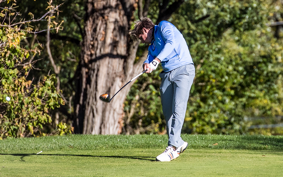 Freshman Jake Haberstumpf tees off during the John Makuvek Cup at Brookside Country Club during the fall 2022 season. Photo by Cosmic Fox Media / Matthew Levine '11