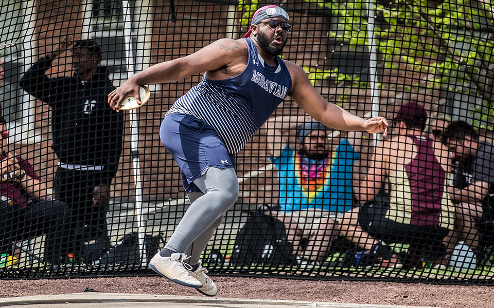 Graduate student Tim King throws the discus in the 2023 Coach Pollard Invitational. Photo by Cosmic Fox Media / Matthew Levine '11