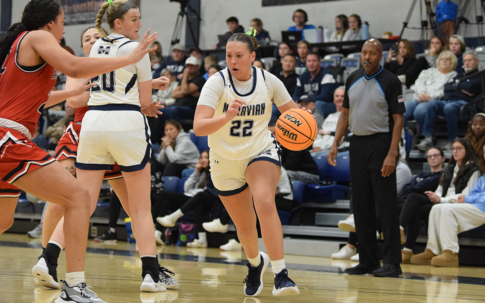 Junior guard Juliana Vassallo drives to the basket in the second half versus Albright College in Johnston Hall. Photo by Grace Nelson '26