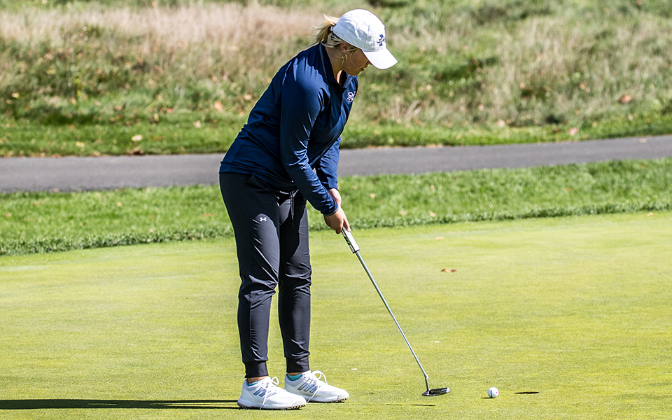 Freshman Heidi Wegscheider sinks a putt during the Muhlenberg College Fall Invitational at the Lehigh Country Club. Photo by Cosmic Fox Media / Matthew Levine '11