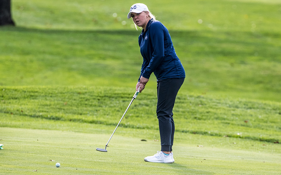 Heidi Wegscheider putts during the 2023 Muhlenberg College Fall Invitational at the Lehigh Country Club. Photo by Cosmic Fox Media / Matthew Levine '11