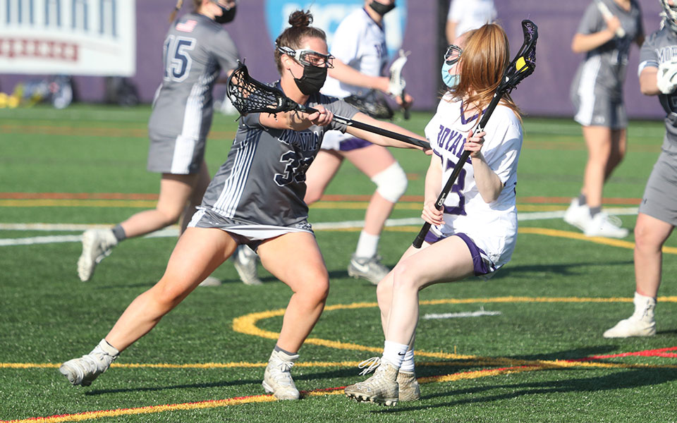Meghan Moore '22 on defense at The University of Scranton. Photo by Timothy R. Dougherty / Double Eagle Photography.