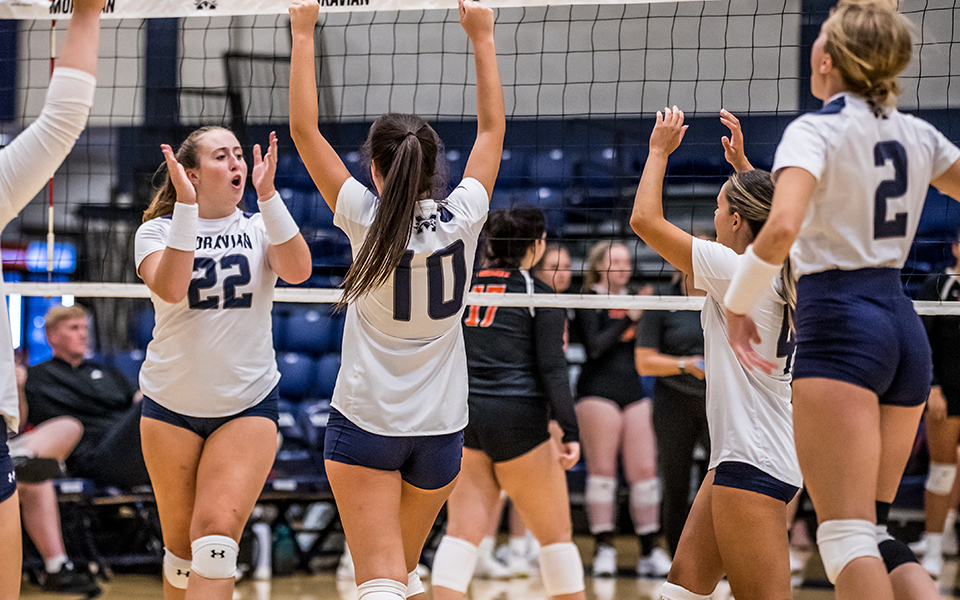 The Greyhounds celebrate a point versus SUNY Cobleskill during the 2022 Greyhound Premiere Invitational in Johnston Hall. Photo by Cosmic Fox Media / Matthew Levine '11