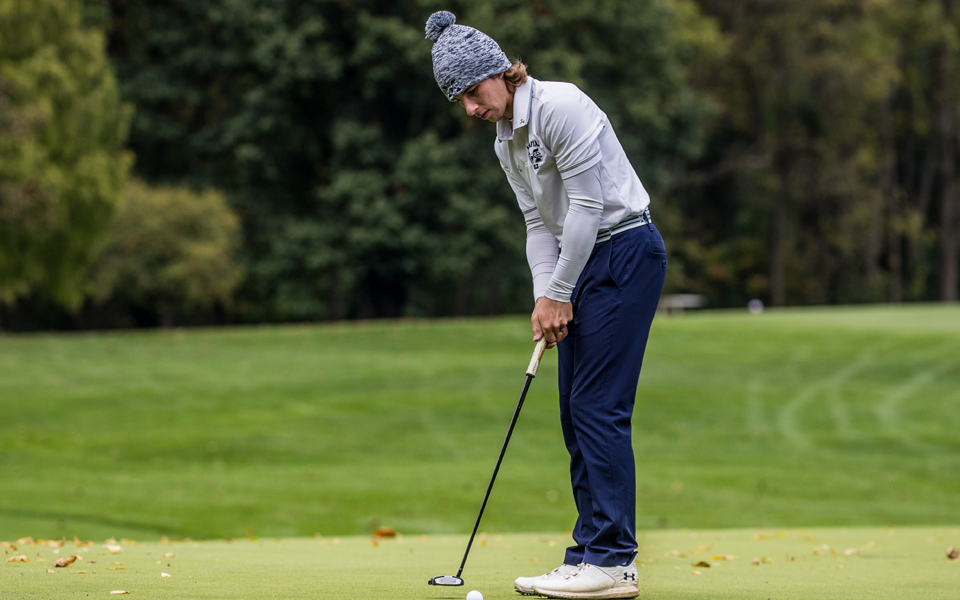 Sophomore Robbie McNelly putts during the Muhlenberg College Fall Invitational at the Lehigh Country Club. Photo by Cosmic Fox Media / Matthew Levine '11