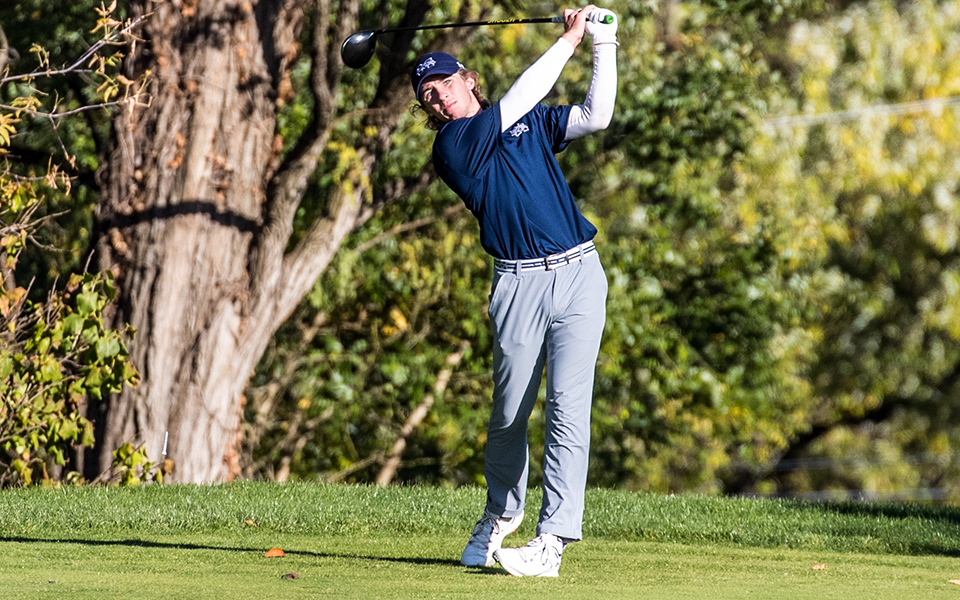 Sophomore Robbie McNelly tees off during the 2022 John Makuvek Cup at the Brookside Country Club. Photo by Cosmic Fox Media / Matthew Levine '11