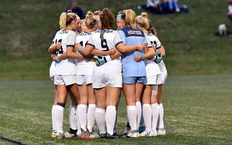 The Greyhounds' women's soccer squad huddled up prior to the start of the second half versus Muhlenberg College on John Makuvek Field. (Photo by Marissa Werner '23)